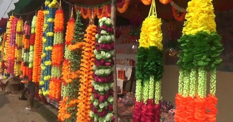सयपत्री र मखमली फूलको अभावले कृतिम मालाको माग अत्याधिक