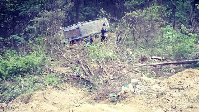 सल्यानमा यात्रुबाहक बस खोलामा खस्यो, ८ जनाको मृत्यु