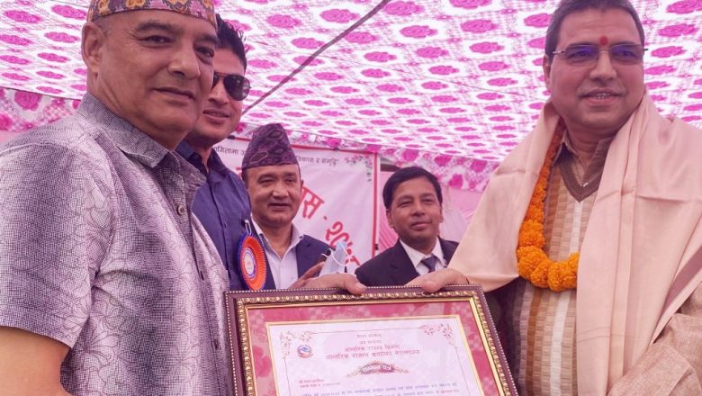 बाँकेमा सबैभन्दा बढी कर तिरेको भन्दै मंगल हार्ड वेयर र लक्ष्मी प्लाष्टिकलाई सम्मान