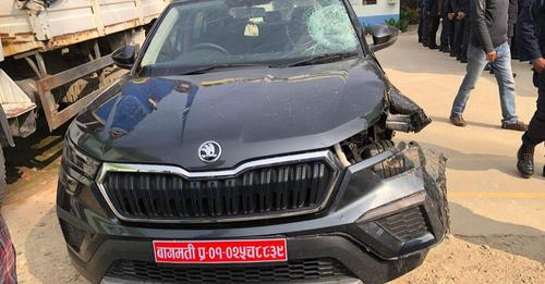 अधिकारीलाई ठक्कर दिने कारका नक्कली चालक प्रहरीमा पुगे, असली फरार