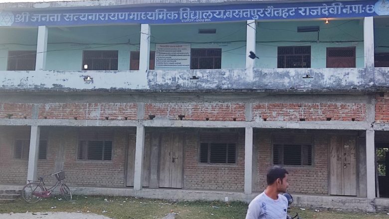 शुल्क उठाएको फिर्ता गर्न विद्यार्थीहरुको प्रदर्शन