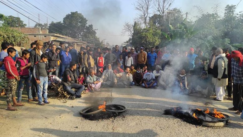 ठक्करबाट मृत्युपछि कार्वाहीको माँग गर्दै स्थानिय आन्दोलित