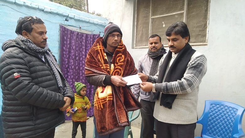 मधेश आन्दाेलनमा घाइते भएका सिंहलाई मन्त्री यादवकाे सहयाेग