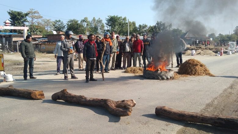 जनमतका कार्यकर्ताद्धारा ट्रकमा आगजनी
