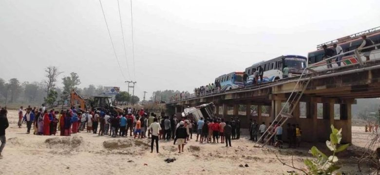 सर्लाहीकाे पुलबाट बस खस्दा ४ जना यात्रुकाे मृत्यु