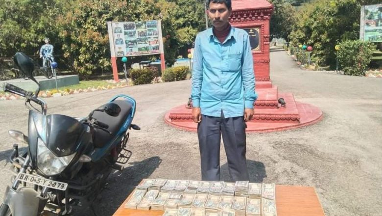 राैतहटमा श्राेत नखुलेकाे रकम सहित एक भारतीय पक्राउ