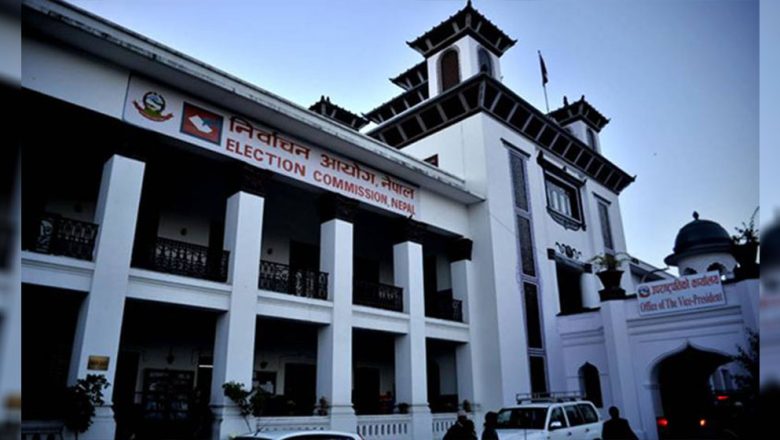 मनोनयन दर्ताका लागि पत्रकार सम्मेलन गर्दै आयाेग
