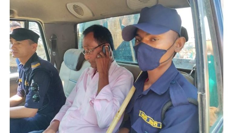 मतपत्रकाे नमूना सहित पैसा बितरण गर्ने माओवादीका कार्यकर्ता पक्राउ