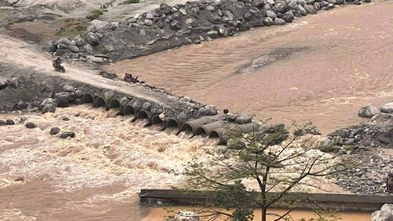 मेलम्चीमा बाढीले अस्थायी पुलमा क्षति, सडक आवागमन बन्द