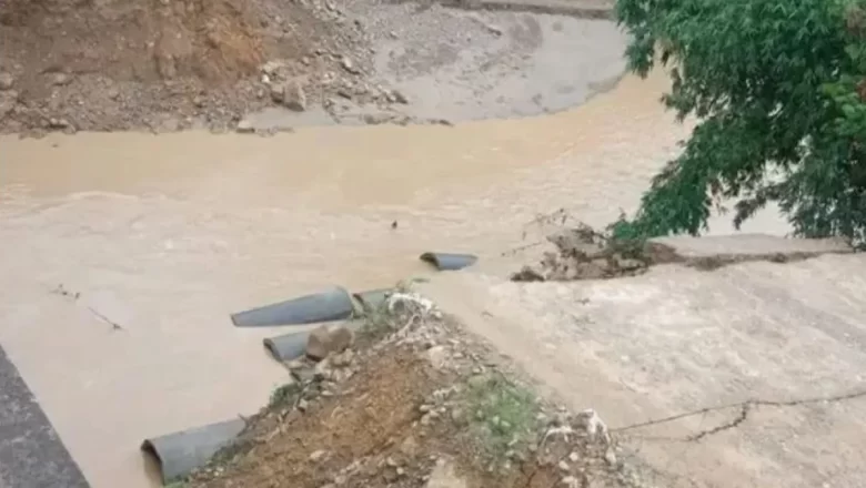 डाइभर्सन बाढीले बगाएपछि नारायणगढ-बुटवल सडक खण्ड अवरुद्ध