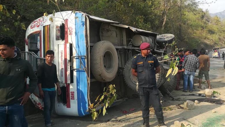 रौतहट जाँदै गरेको बस ठुलो दुर्घटनाबाट जोगियो