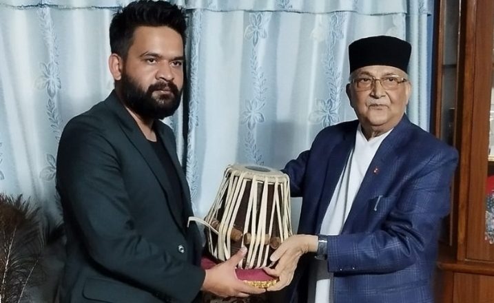 बालकाेटमा ओलीद्वारा‌ बालेनलाई तबला उपहार