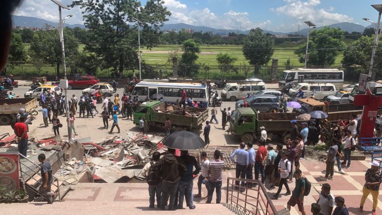 पिडित व्यापारीहरुद्वारा क्षतिपूर्तिकाे माँग, घरधनीनै दाेषी रहेको बालेनकाे भनाई