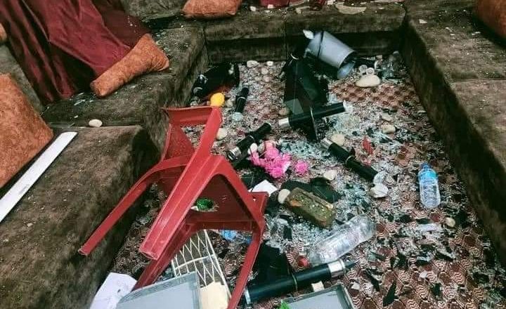 बिद्यार्थीहरुद्वारा सिम्रौनगढ नगरपालिकाको कार्यालय तोडफोड