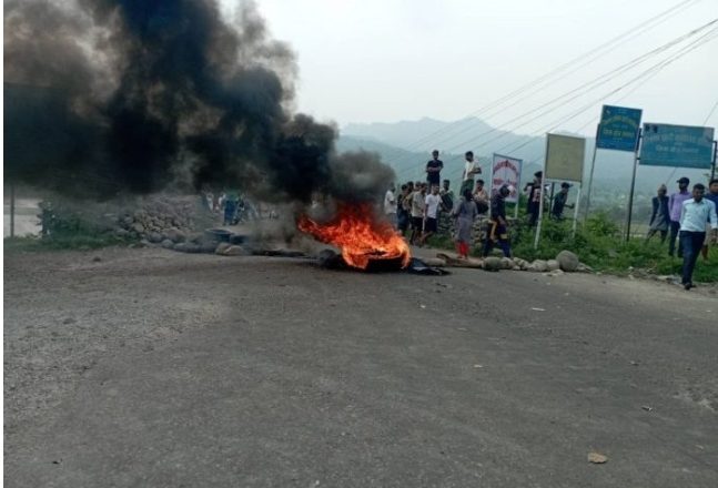 सर्लाही: करेन्ट लागेर एक जनाको ज्यान गएपछि स्थानीयद्वारा पुर्व पश्चिम लोकमार्ग अवरुद्ध