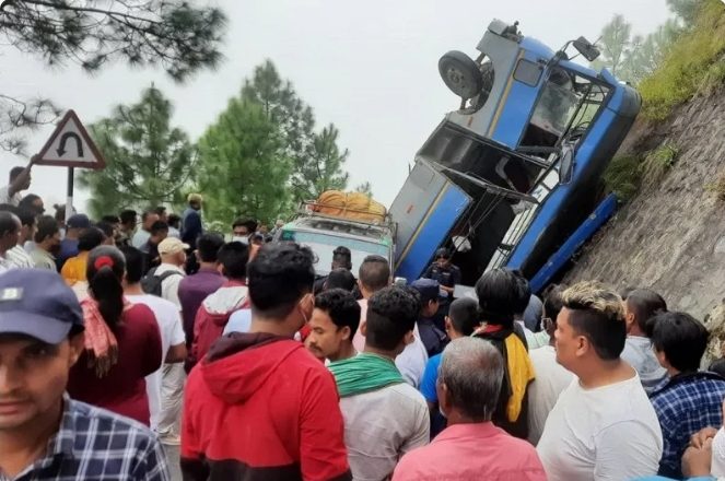 चुरियामाई नजिकै बस दुर्घटना हुँदा २ जनाकाे मृत्यु, ३६ जना घाइते