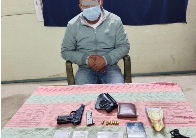 हातहतियारसहित एक भारतीय युवा पक्राउ