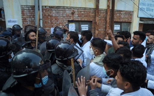 आइओएम विश्वविद्यालयका बिधार्थी र प्रहरीबीच झडप