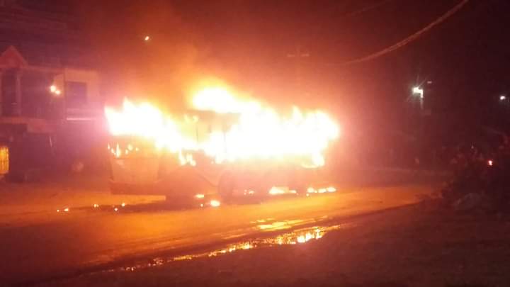 गाैरबाट छुटेकाे बस चितवनमा जलेर नष्ट