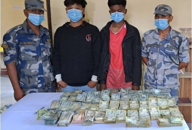 सुनसरीबाट श्राेत नखुलेको नेपाली र भारु रुपैयाँसहित २ जना प्रहरी नियन्त्रणमा