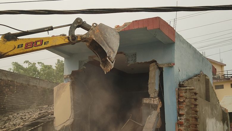 फत्तेपुर बजारको अबैध संरचना माथि चल्यो डोजर