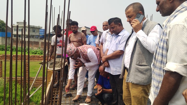वडाध्यक्ष गुप्ता द्वारा जीतपुर अस्पतालको अलपत्र भवनको छत ढलानको शिलान्यास